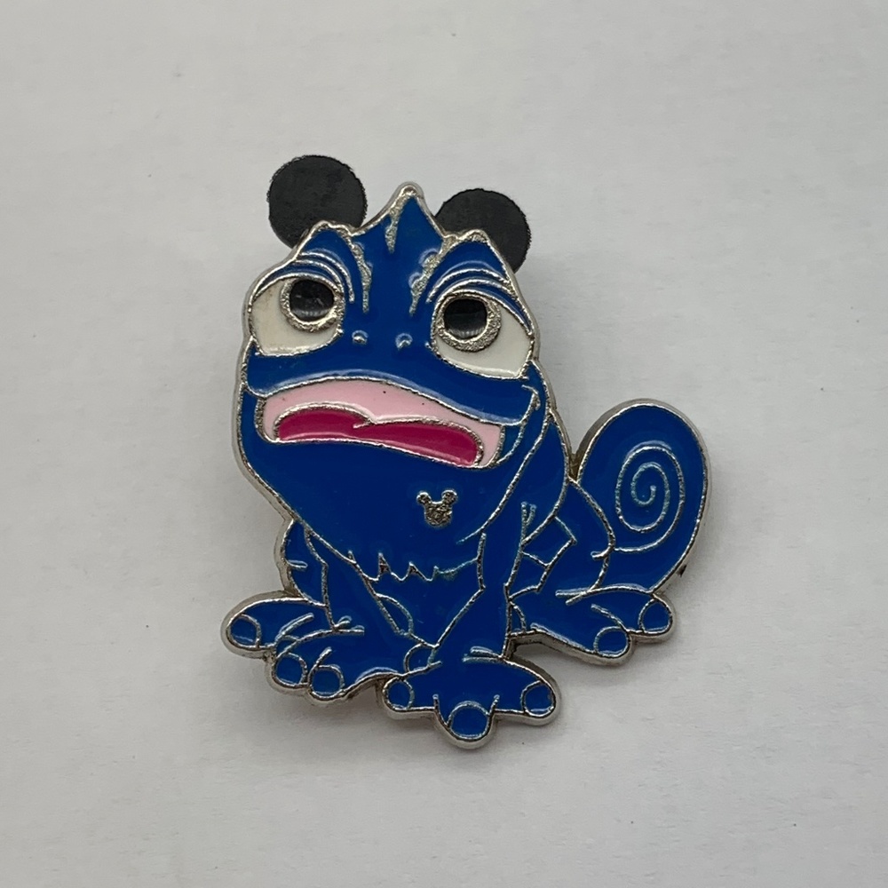 Disney Parks Pin Trading Tangled Pascal Blue Chameleon Hidden Mickey Pin